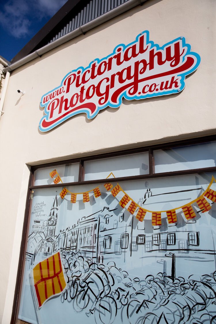 katiedraws's tweet photo. Painting windows to welcome the @TourofBritain to Berwick upon Tweed on the 9th of September for stage 3.

They’re cycling aaaall the way to Newcastle 👀

#liveillustration #liveillustrator #eventillustrator #mural #windowpainting #glasspainting https://t.co/WEah11Rfa2