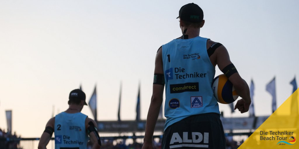 Das Viertelfinale Thole/Wickler 🆚 Bergmann/Harms wird morgen um 7 Uhr auf Court 2 neu angesetzt. Diese und weitere Neuigkeiten von der #DMTimmendorf gibt´s in unserer News des Tages 📰bit.ly/NewsDMSamstag
#BeachVolleyball #TechnikerBeachTour