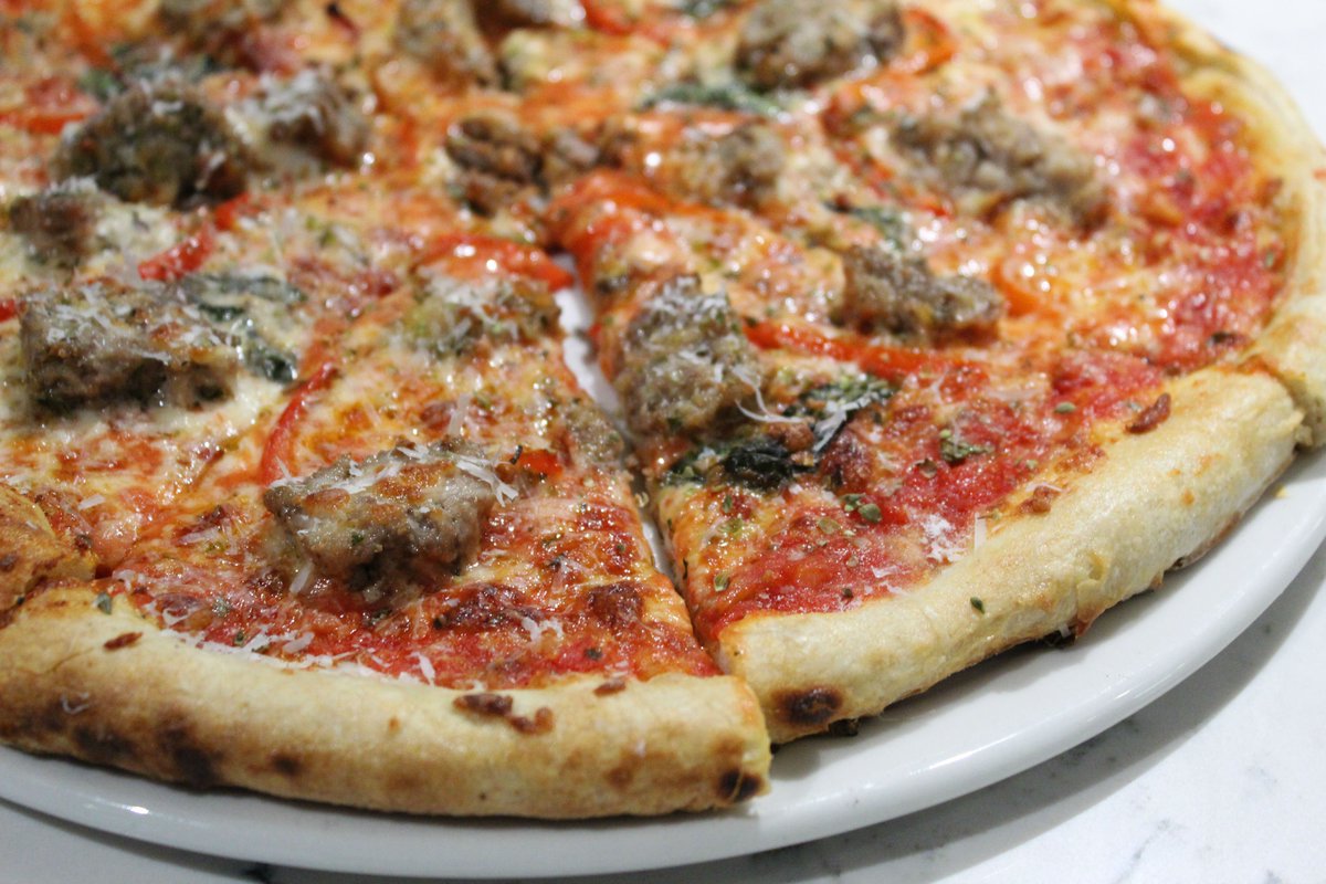 You mozz try this 🍕 🤤
.
.
The Polpette is made with tomato sauce, crumbled meatballs, fire-roasted peppers, smoked mozzarella &amp; basil
.
.
.
#HamOnt #woodovenpizzas