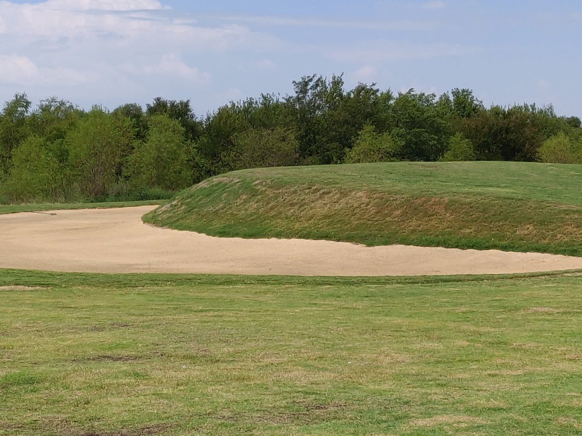 Teed it up at the new Irving Golf Club close to downtown Dallas. Very cool <a href="/ColliganGolf/">Colligan Golf Design</a> design with grass faced features. Loved the double plateau green on hole 2 and spectacle bunkers on hole 14. Got up and down out of the front bunker on 18 with a niblick to tie my match 💪