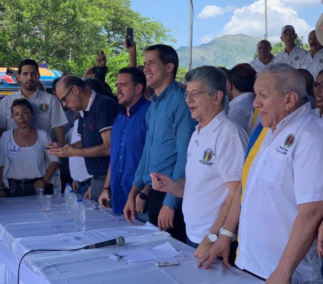 Daniel Lara Farías (@dlaraf) on Twitter photo Felicitaciones a <a href="/JJRENDON/">J.J.RENDON</a> por lograr en su corta gestión como asesor estratégico del gobierno interino, mostrarnos a los venezolanos que los dinosaurios nacen, crecen, se reproducen y como nadie los mata, no se mueren.
#JJurasicPark
#AlPaRendón Felicitaciones a <a href="/JJRENDON/">J.J.RENDON</a> por lograr en su corta gestión como asesor estratégico del gobierno interino, mostrarnos a los venezolanos que los dinosaurios nacen, crecen, se reproducen y como nadie los mata, no se mueren.
#JJurasicPark
#AlPaRendón