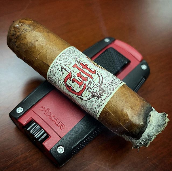 CultCigars's tweet photo. Repost: @xikar.d
8 years of age in this Cult. Great smoke for a meeting, resting on one of my favorite lighters, the Turismo. Join the Cult.
#cultcigars #xikar #xikarnation #xikarforlife #jointhecult #nowsmoking https://t.co/1lEIekhSL6