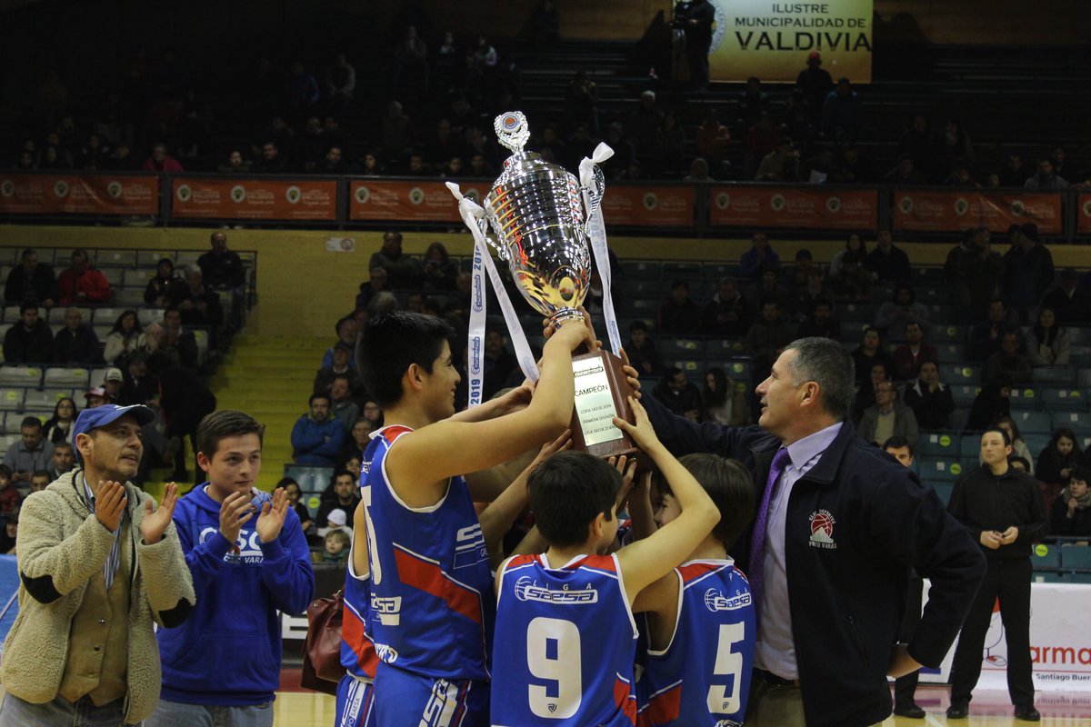🏆🥇 <a href="/ligasaesa/">Liga Saesa 🏀</a> felicita al <a href="/CDSCPuertoVaras/">CDSC Puerto Varas</a>, campeón de la #CopaSaesa en Primera División de #LigaSaesa 2019.