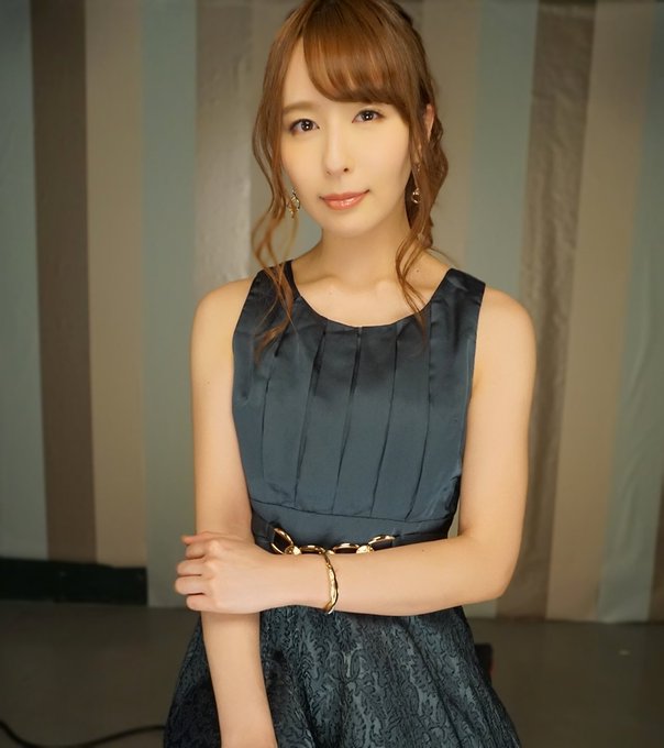 今日でデビュー11周年を 無事に迎える事が出来ました🎊  いつも応援して下さる皆様 本当にありがとうございます。  今年は皆さんと楽しんで 12月の引退に向けて 悔いのない時間を過ごしていきたいと思っています！  これからも変わらず 宜しくお願いします🍀  https://t<a href="/tag/%E5%B8%8C%E5%B4%8E%E3%82%B8%E3%82%A7%E3%82%B7%E3%82%AB"class="tags"><span>#希崎ジェシカ</span></a>