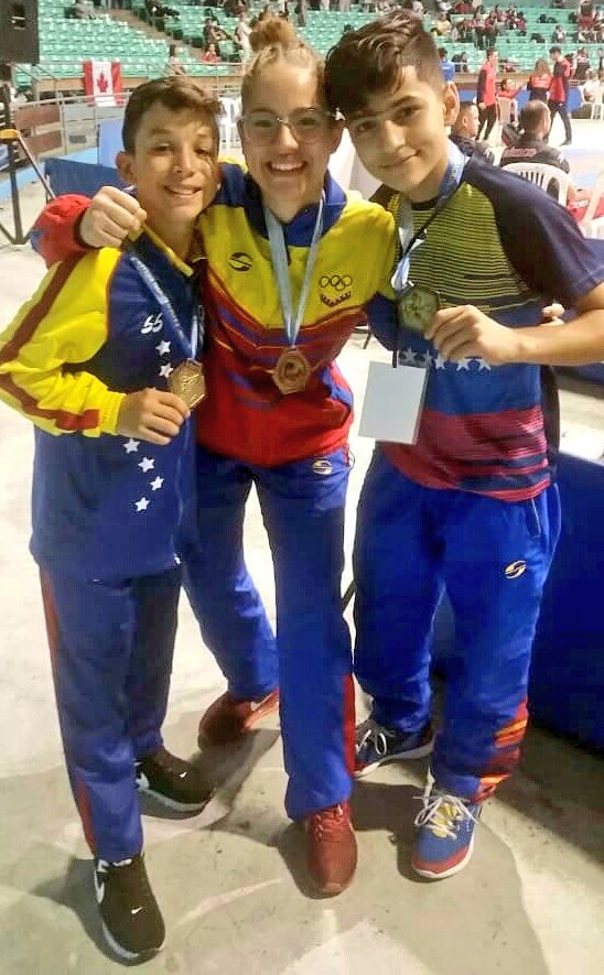 michellyvivas's tweet photo. El Karate en #Venezuela está de fiesta...

... y en Lara lo celebramos con las medallas de Henrry, Juan Diego, José Manuel, Lenin Alejandro y Pierina de la Organización JKD 

Bravo mis campeones! 

Mi corazón palpita de alegría por tu Bronce amado hijo Juan Diego!

@JKDVENEZUELA https://t.co/8zZpJSEXuY