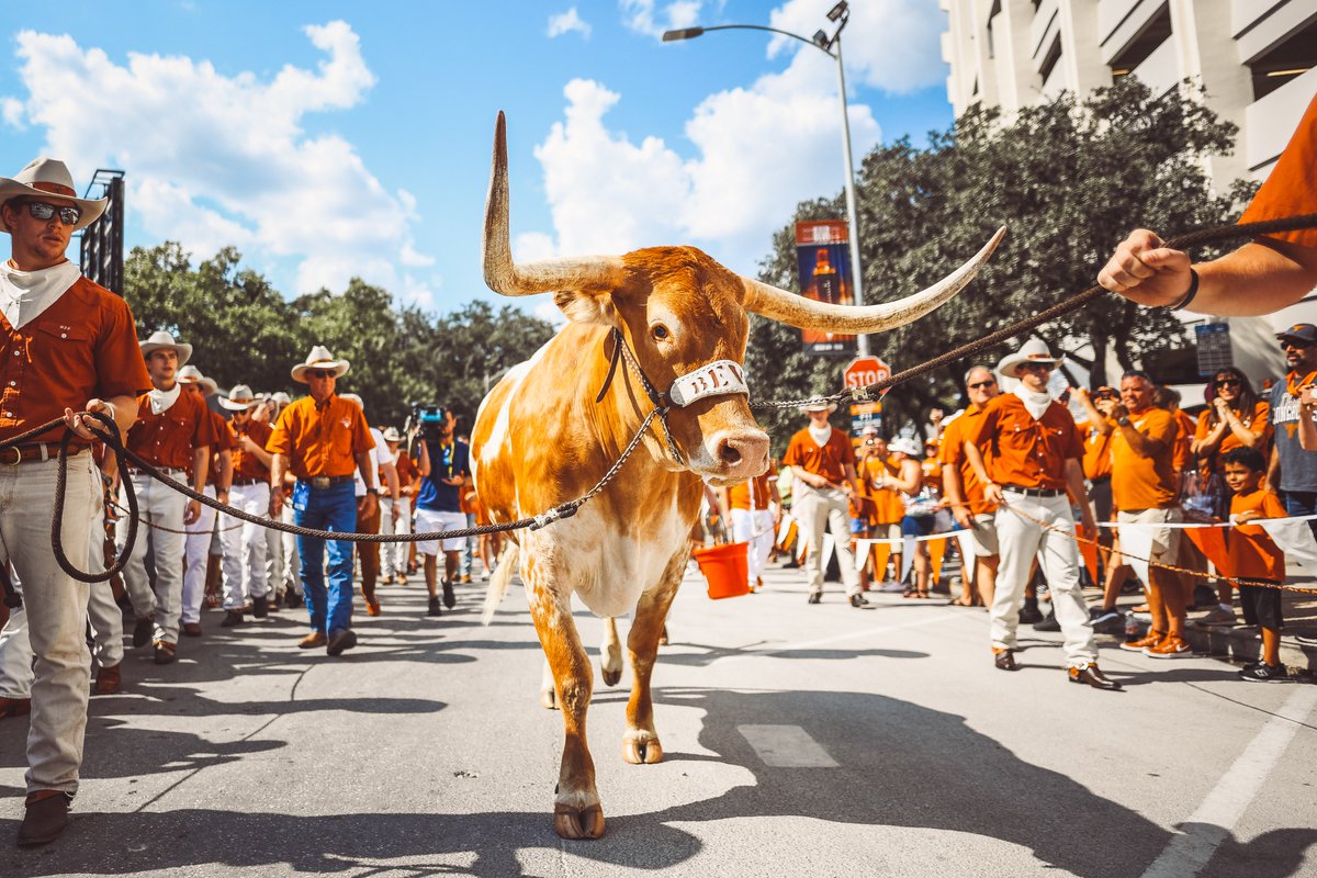 TexasFootball's tweet photo. Hey big fella.

#ThisIsTexas #HookEm https://t.co/iOjJUiudck