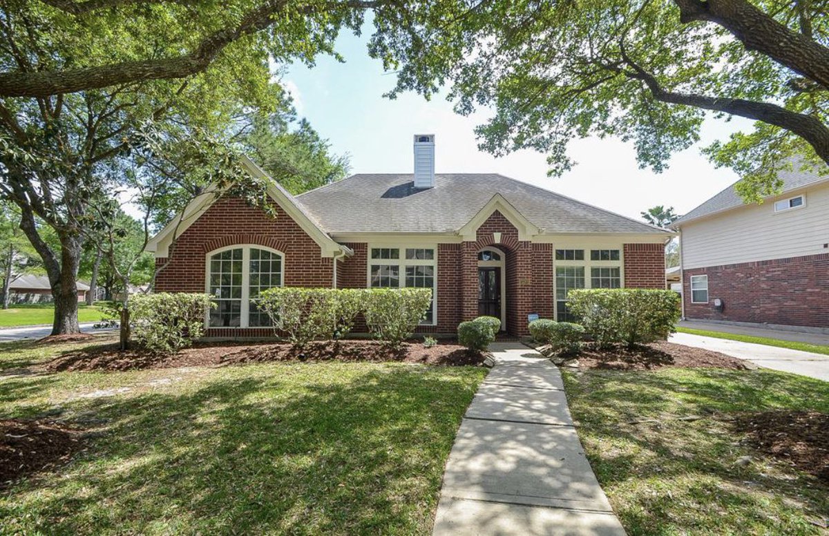 HollyThomp's tweet photo. Did you know that you can lease a house and all of the neighborhood perks for the same price or LESS than an apartment? 😯🏡🙌🏻

It’s true! Reach out to me for a quick list of homes in your favorite neighborhood and in your price range! 

(281) 787-8915 or message me! 📲 https://t.co/Gt4ihk0bwh