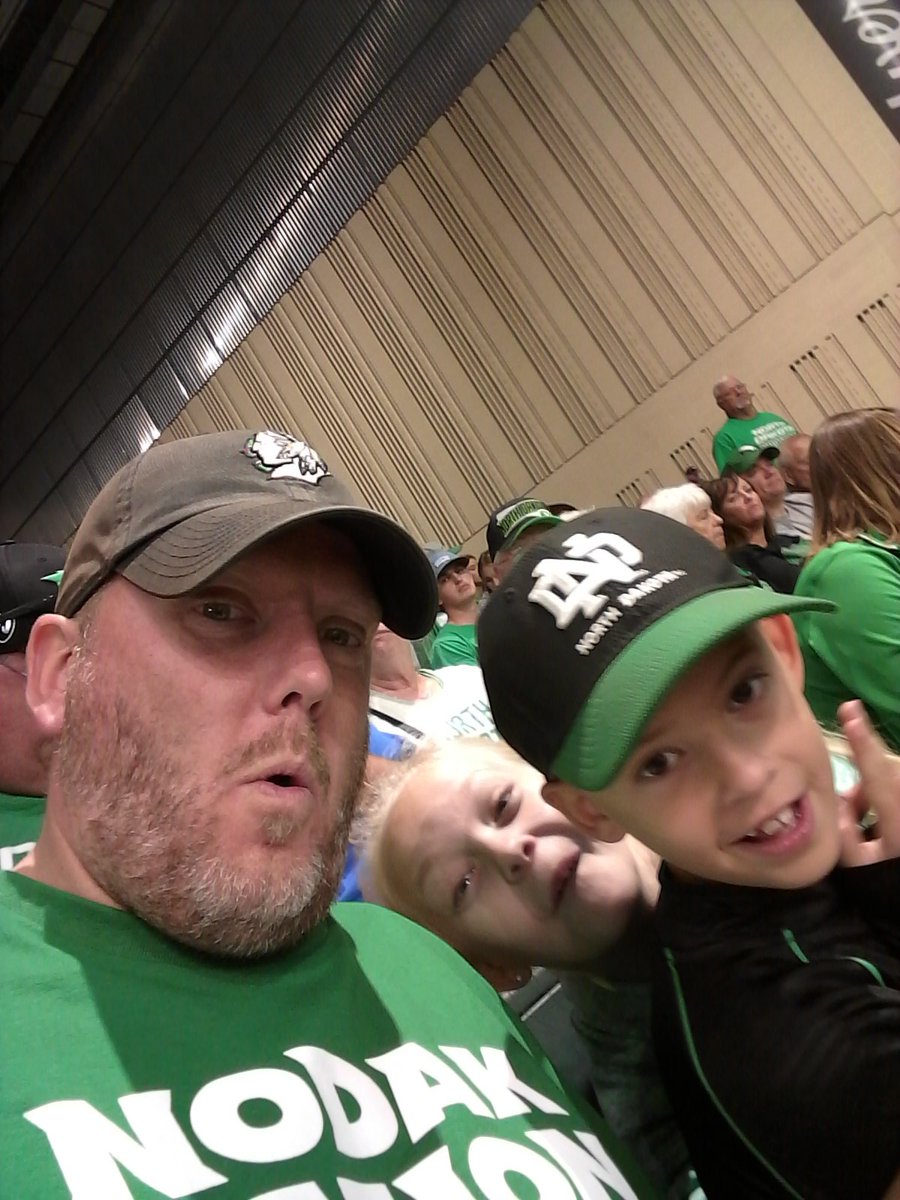 AndersonGr5TES's tweet photo. Let's go Fighting Hawks! Sack City! #Liveforgameday #UNDPROUD https://t.co/J2uPcTFuYJ