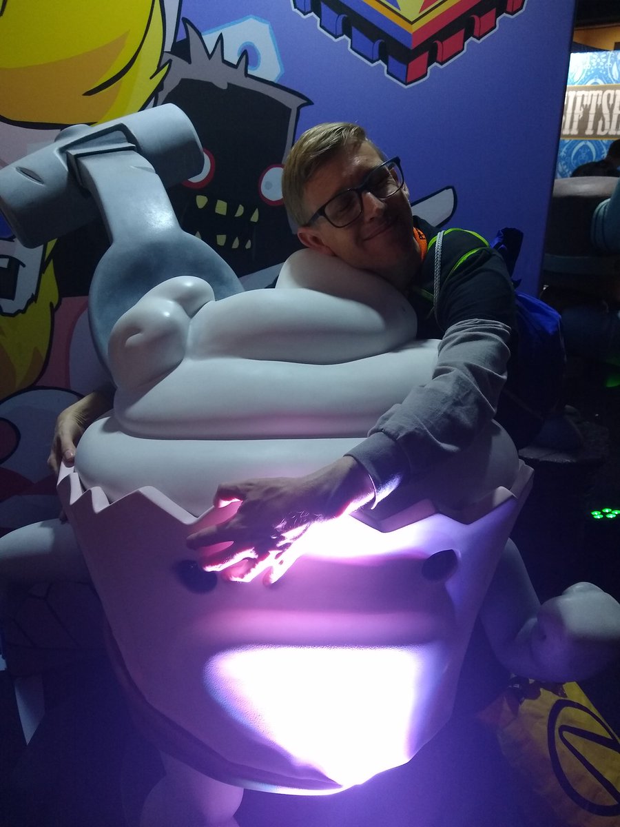 carlcodes's tweet photo. I love my cupcake.
#PaxWest2019 #BehemothSnap https://t.co/9eLONG4798