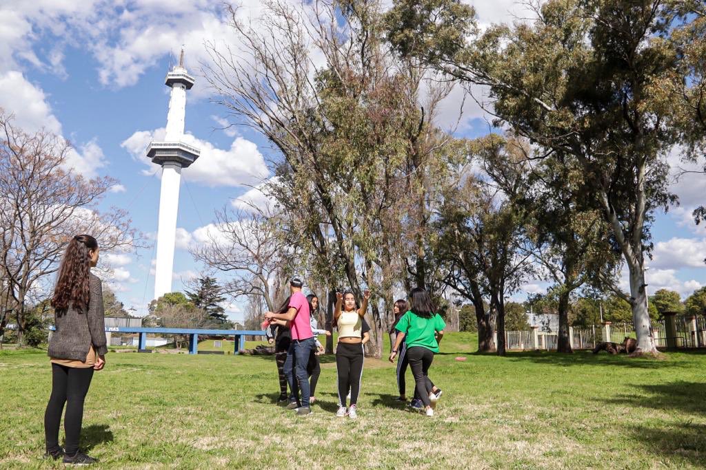 Los jóvenes de Centros de Actividades Juveniles realizaron un video danza 💃🏻 en el Parque de la Ciudad.

#VideoDanza
#SábadosEnEscuelaAbierta