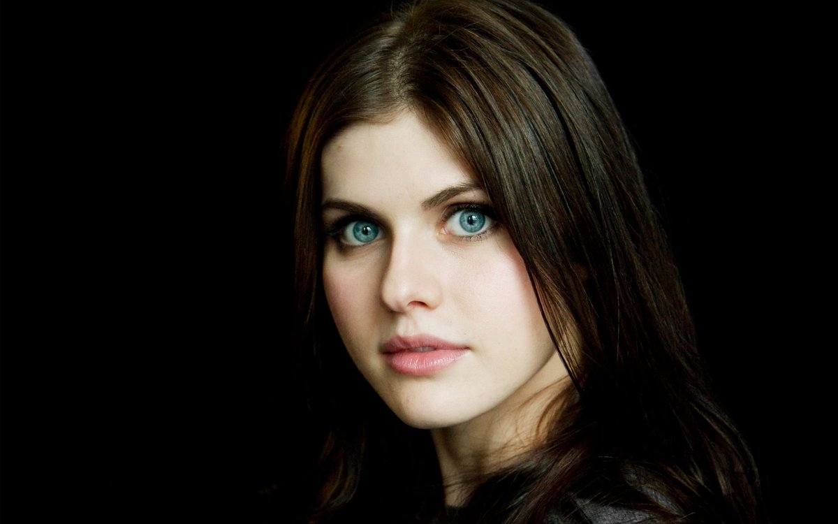 Девушка с голубыми глазами и черными волосами. Alexandra Daddario глаза.