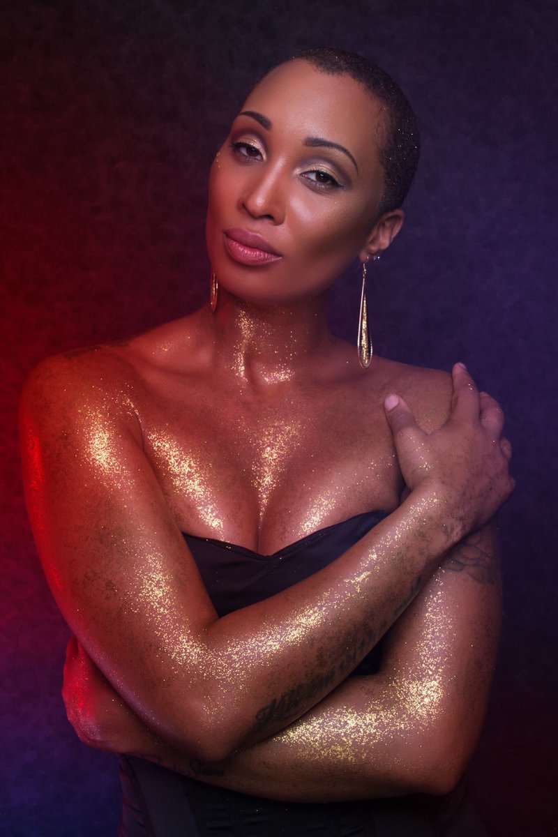 LaPeliculaPS's tweet photo. @deniserdelgado and @LinC_F_Baybe #makeup #glitter #gold #LoveYourself #concept #lapeliculaps https://t.co/HWj6G16yBp