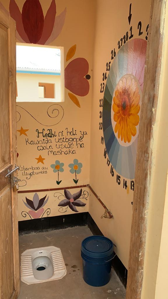 RaleighTanzania's tweet image. Raleigh Tanzania ICS Volunteers last week finalized and celebrated an opening ceremony for the wash facilities at Solulu primary school in Kilombero, Morogoro region to support more kids in school.
#Raleightanzania #ICS4change #washproject #youth #energy #change
