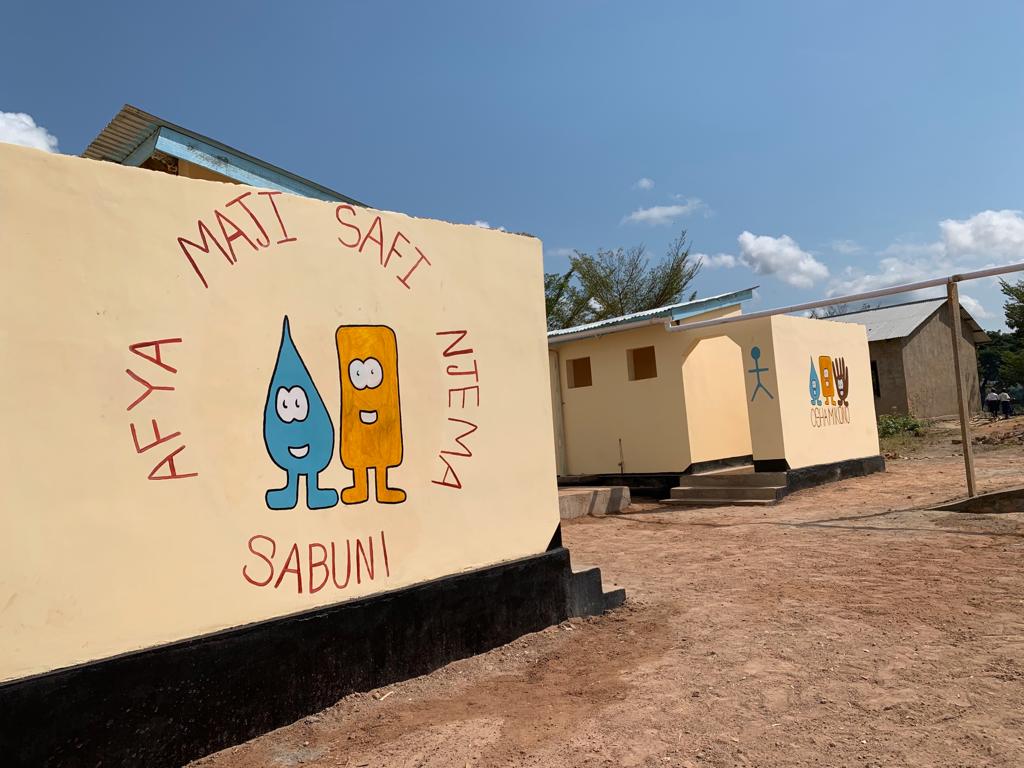 RaleighTanzania's tweet image. Raleigh Tanzania ICS Volunteers last week finalized and celebrated an opening ceremony for the wash facilities at Solulu primary school in Kilombero, Morogoro region to support more kids in school.
#Raleightanzania #ICS4change #washproject #youth #energy #change