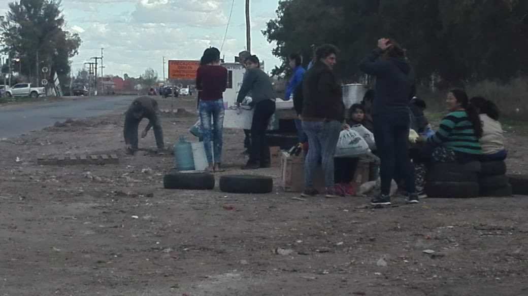 VaneBustosOk's tweet photo. Colaborando con las vecinas de Campo Ramo #AlmiranteBrown en esta situación tan difícil ⁦@dieguidelparque⁩ ⁦@mariuvidal⁩ ⁦@CaroStanley⁩ Ruta 16 ⁦@mauriciomacri⁩ ⁦@SergioGuerriere⁩ #haciendoloquehayquehacer https://t.co/FGZSVsKxfB