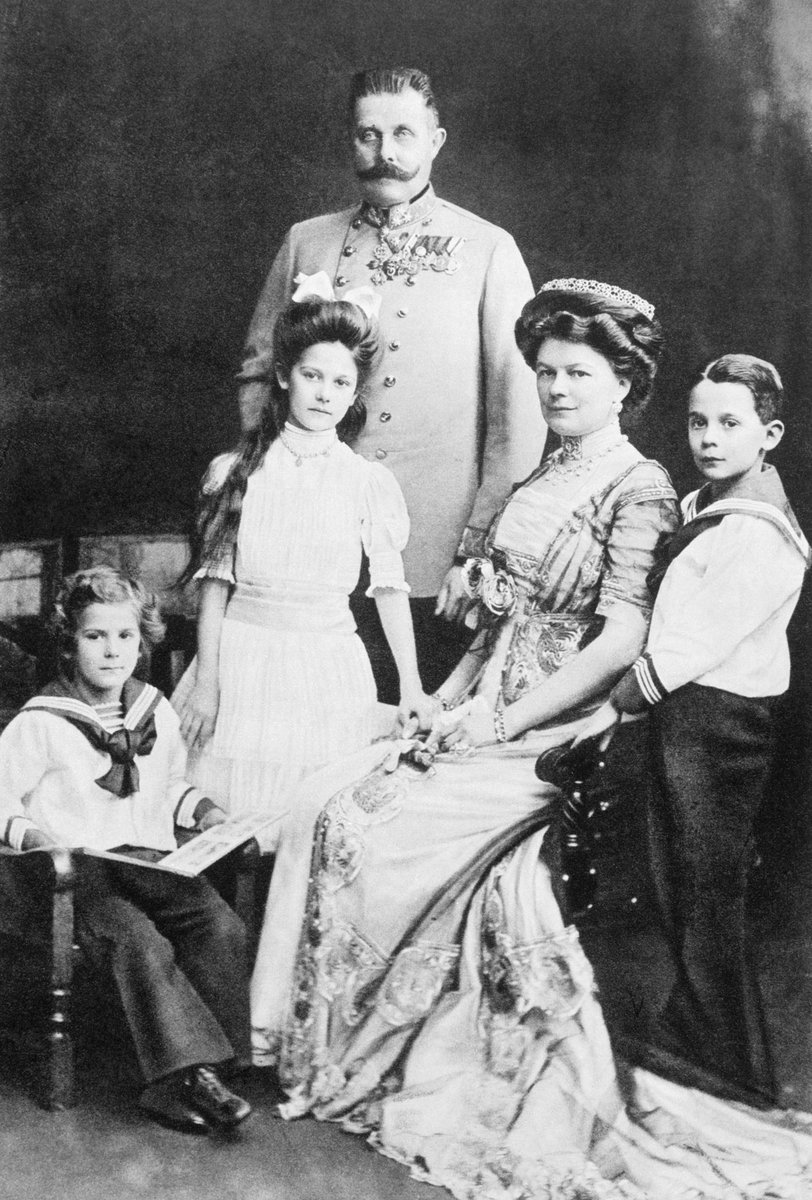 asscultABAM's tweet photo. L’arciduca, la moglie Sofia e i loro tre figli https://t.co/x5hnSn1Au0
