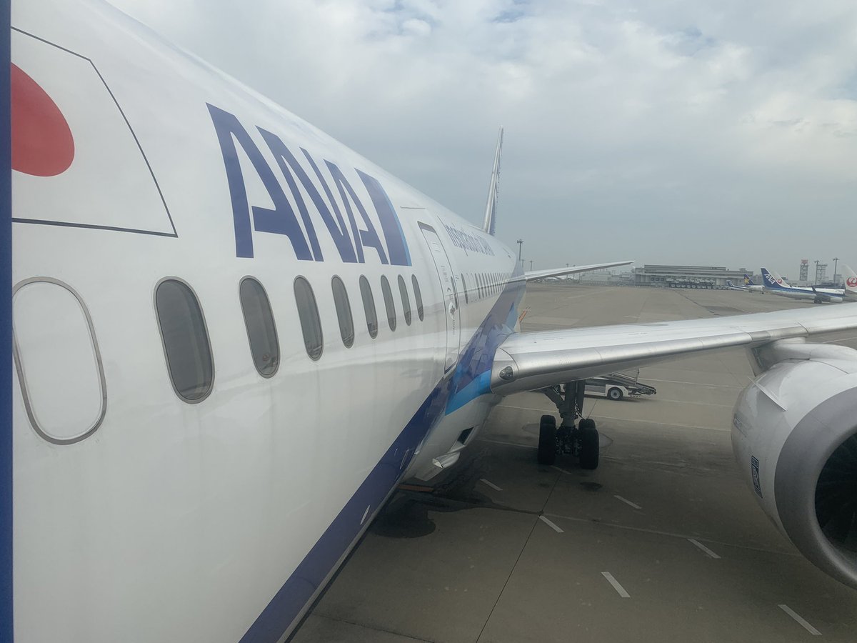 kuroboshi_ana1's tweet photo. Now Boarding‼️
それでは行ってきます✈️
今回もビジネスクラスの座席が普通席として開放されていますので、利用させて頂きます😊👍
#みんな大好きana
#nh492
#ja823a
#国際線機材 https://t.co/oBhsyotGn7