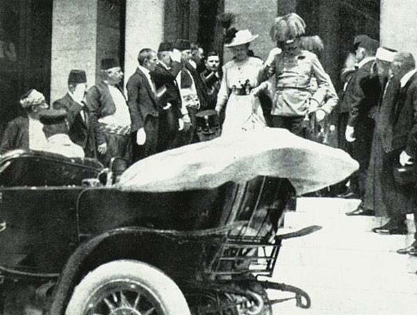 asscultABAM's tweet photo. L’Arciduca Francesco Ferdinando con la moglie Sofia pochi attimi prima dell’attentato https://t.co/aIazPh4Aw8