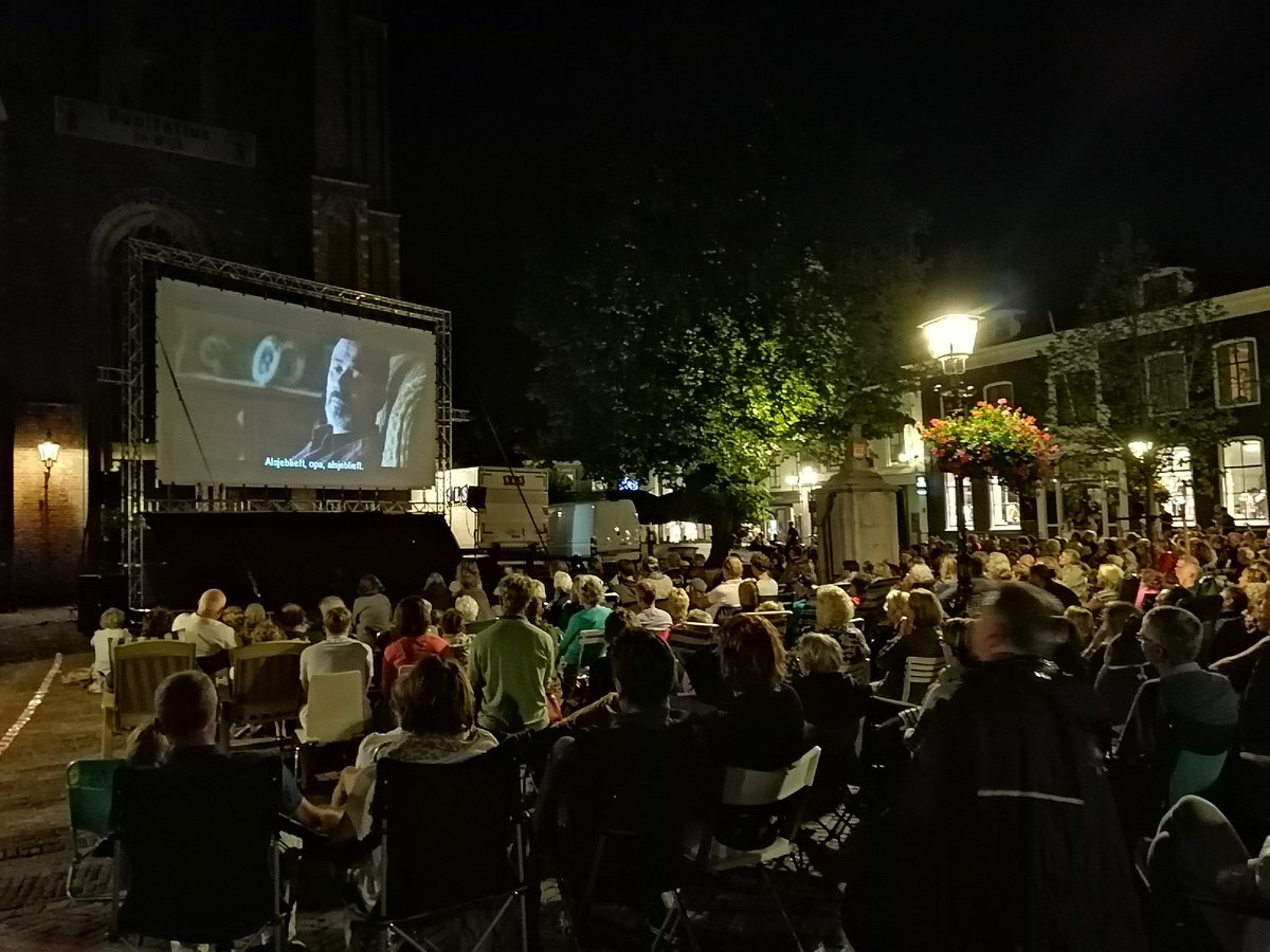 CultuurcoachWbD's tweet photo. Wat een gezellige en geslaagde 1e editie van Film op de Markt hebben we vanavond gehad! Een hele blije Cultuurcoach en @CalypsoFilmhuis hoor! Op naar volgend jaar! #fodm #film #cultuur #cultuurcoach #bringyourownchair #zomeravond #elolivo @BibliotheekZOUT https://t.co/EimlfRRPRY