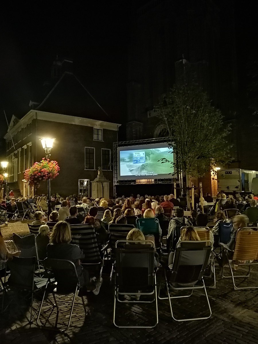 CultuurcoachWbD's tweet photo. Wat een gezellige en geslaagde 1e editie van Film op de Markt hebben we vanavond gehad! Een hele blije Cultuurcoach en @CalypsoFilmhuis hoor! Op naar volgend jaar! #fodm #film #cultuur #cultuurcoach #bringyourownchair #zomeravond #elolivo @BibliotheekZOUT https://t.co/EimlfRRPRY
