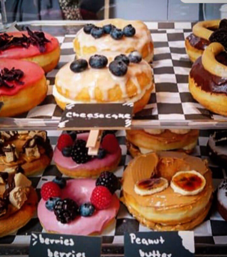 Por acompañarnos en nuestros primeros días queremos darte doble premio. Si vas hoy a conocer nuestro local nuevo de @mercadodelcarmen 3x2 en Donas y/o vaso reutilizable de regalo en tu compra de #brewchata o cualquier #coldbrewlatte con <a href="/panacea_cafe/">PANACEA Cold Brew</a>. ( hasta las 21 o sold out!)