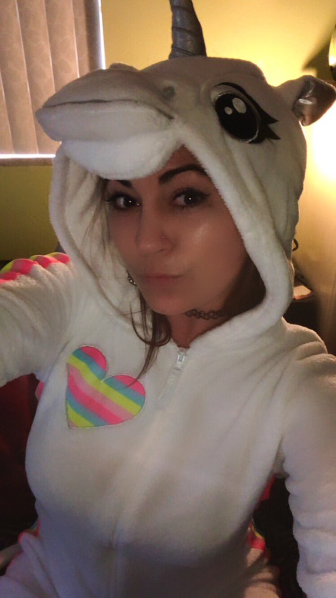 AngShearer's tweet photo. @bassbabelex Come hang with mom!! 🦄💋 https://t.co/2rdfKnwktk