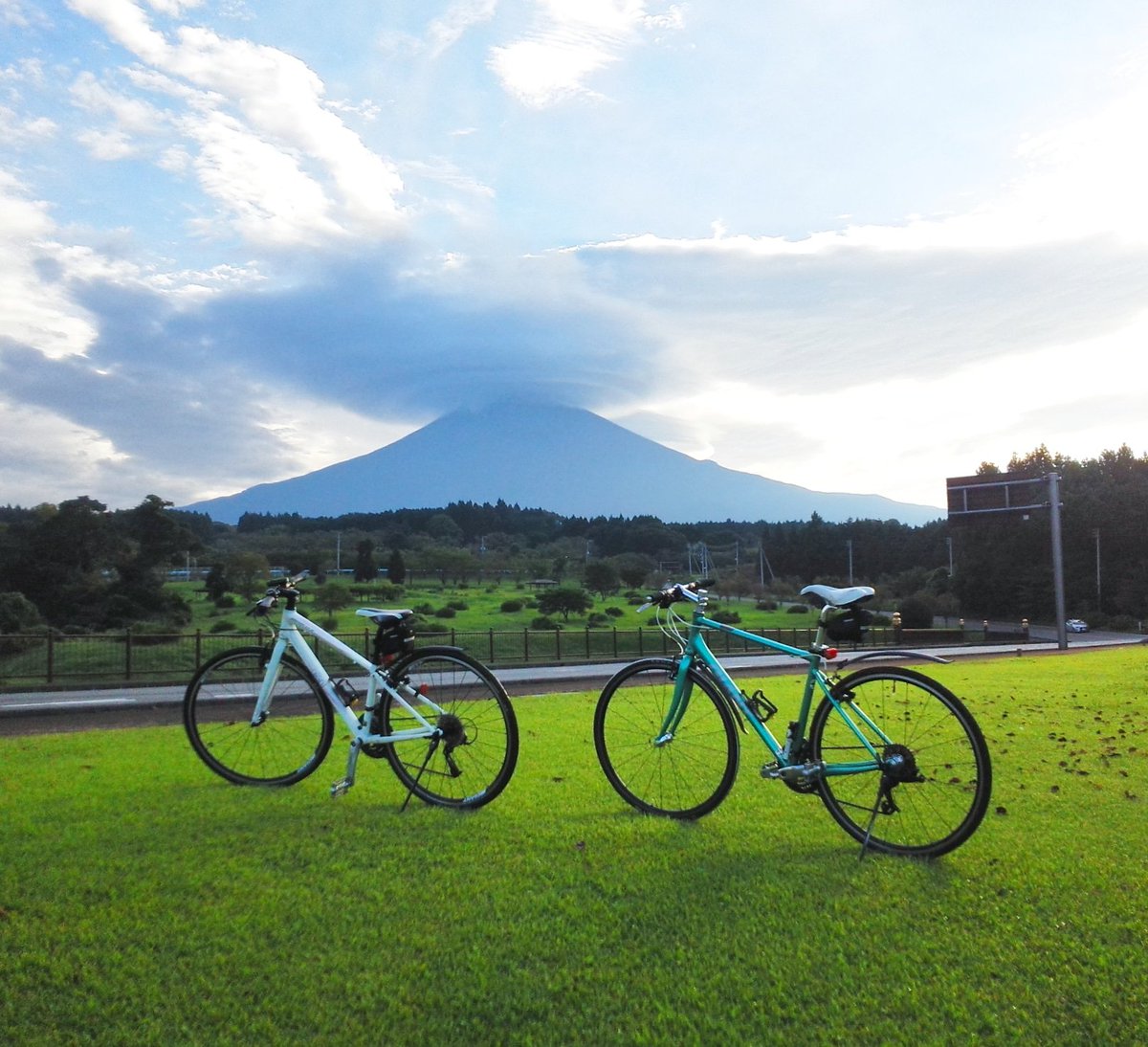 BABU_FLSTS's tweet photo. #最近恒例の #早起きして 🌄
#嫁ちゃんと早朝ポタ 🚲🚲
#富士山の傘雲がハンパない 🗻
・
・
・
#ポタリング #朝ポタ #クロスバイク #富士山 🗻#傘雲 #富士宮 
#pottering #goodmorning #crossbike #mtfuji #cloudcap #fujinomiya 
#japaneselandscape #cycling #withmywife 🚲🚲 https://t.co/5Em7F6G17a