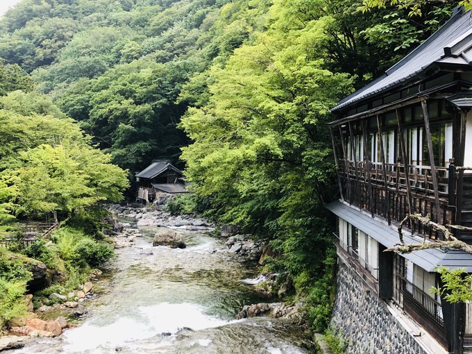 昨日から〜〜群馬の水上温泉♨️にきましたぁ。 なんと、ここは混浴です  タオル地の服を着て入るんだけど 水を吸うと身体にへばりつくから おっぱいツンツンになるし、お尻ラインまでパックリ‼️ 逆にエロいっ