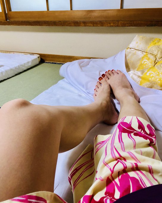 昨日から〜〜群馬の水上温泉♨️にきましたぁ。 なんと、ここは混浴です  タオル地の服を着て入るんだけど 水を吸うと身体にへばりつくから おっぱいツンツンになるし、お尻ラインまでパックリ‼️ 逆にエロいっ