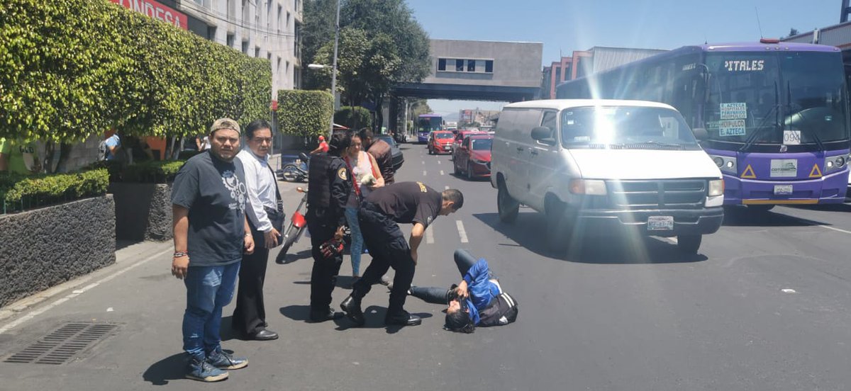 CI_CDMX's tweet photo. #EstaTarde | #Motociclista sufre #Accidente y #Derrapa quedando #Lesionado en el pavimento en Calz. de #Tlalpan y calle #Guipuzcoa, Col. #JosefaOrtízDeDomínguez, @BJAlcaldia.
Al lugar acudieron servicios de emergencia para atender a la persona lesionada. https://t.co/3sJ4sle8CW