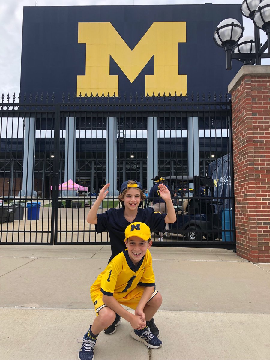 #bighouselive ⁦<a href="/UMichFootball/">Michigan Football</a>⁩ ⁦<a href="/UMichAthletics/">Michigan Athletics 〽️</a>⁩ Hail Hail !  Go Blue !