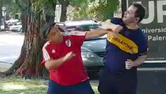 DiarioOIe's tweet photo. ¡2 A 2 ES EL GLOBAL! El #Superclasico argentino se juega en menos de 24 horas y la gente está alterada, en el interior del país ya se reportaron 5 casos de violencia en las calles entre hinchas de ambos clubes, los conflictos provocaron la muerte de dos hinchas de cada club. https://t.co/xFM5U9shkf
