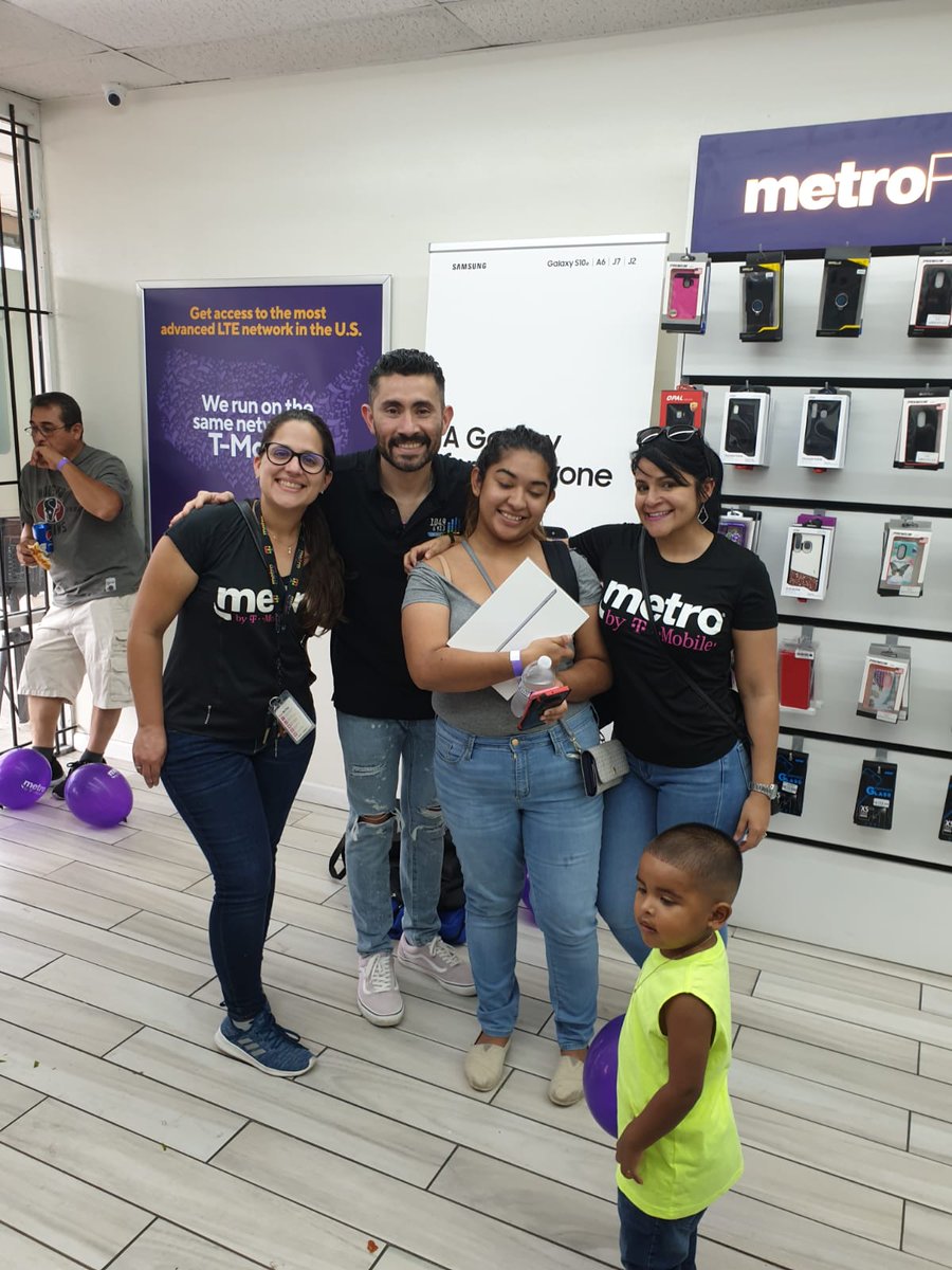 IlsaVargas's tweet photo. Great afternoon in HTown in our last store event giving away backpacks and iPads to get kids ready for Back To School! #fieldmarketing #lovemyjob #iammetro great job on this one @Zmarketsinpumps ! https://t.co/R3YdxwzDqg