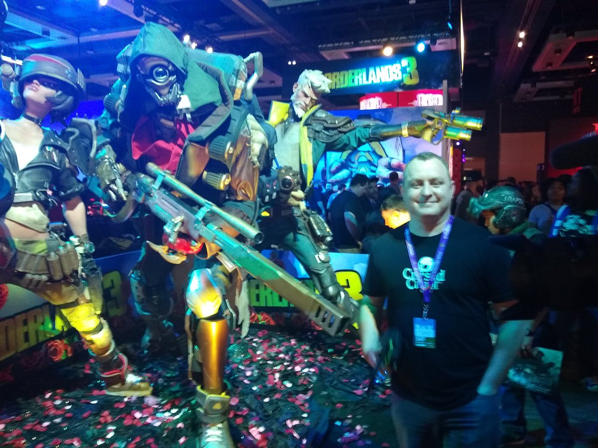 CursedCrypt's tweet photo. Zach and Fl4k. Dude gets around. #PAXWest #PAXWest2019 #cursedcrypt #Borderlands3 #Borderlands https://t.co/5kDMGIouqE