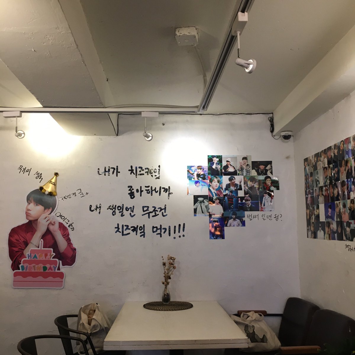 euphoria_BTS_13's tweet photo. 저 멀리서 부터 반겨주는 정국이와 애기 VS 오빠 흥미로운 투표 재미났습니다😊 오늘은 애기 정국이가 끌려서 애기정국이에 투표하고 왔어요🥰 사진이 정말 많아서 하나하나 보면서 즐거운 시간 보냈어요❣️이벤트 진행해주셔서 감사드립니다💜
#정국아_너의_헤르츠를_믿어
#정국아생일축하해
@9791hz https://t.co/XFOOBWvEkv