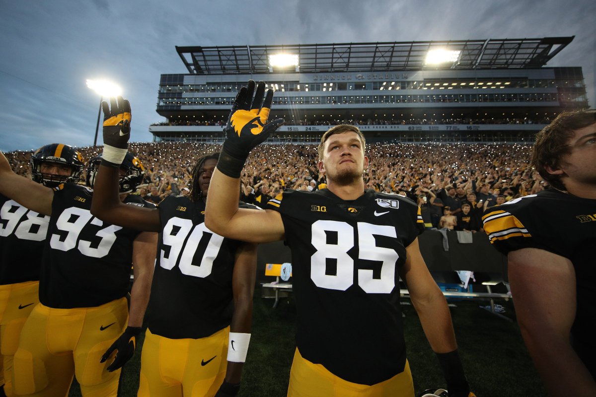 TheIowaHawkeyes's tweet photo. The best tradition in all of sports.

#HawkeyeWave #FightForIowa https://t.co/2laGmWyzzy