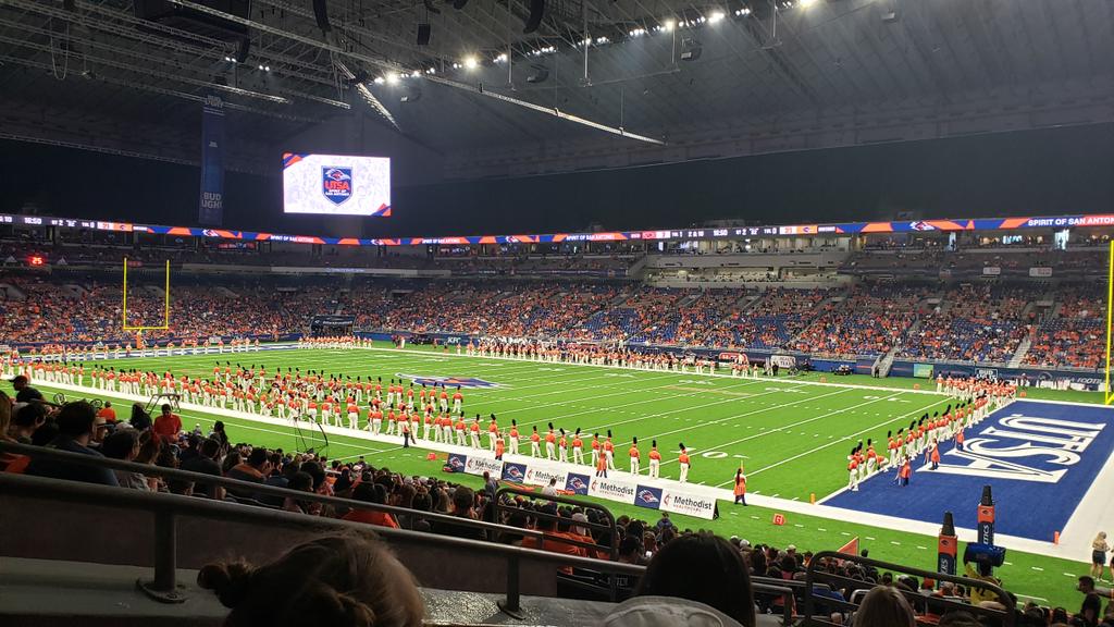 SusanCo99645690's tweet photo. Football game halftime #utsaband https://t.co/ZhpimVXK6X