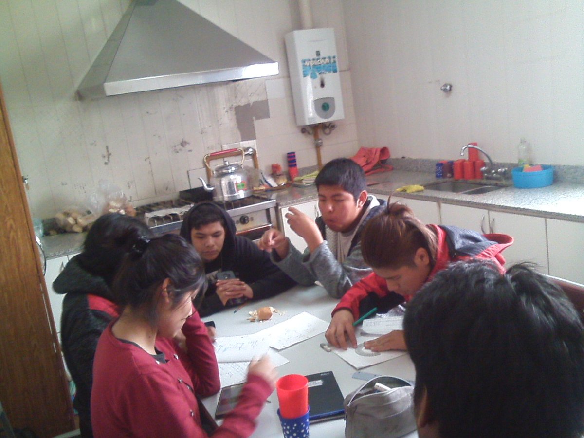 Mientras ellos traen el trofeo a nuestra zona Nosotros le hacemos el aguante preparando los exámenes del 2do trimestre 😊💪