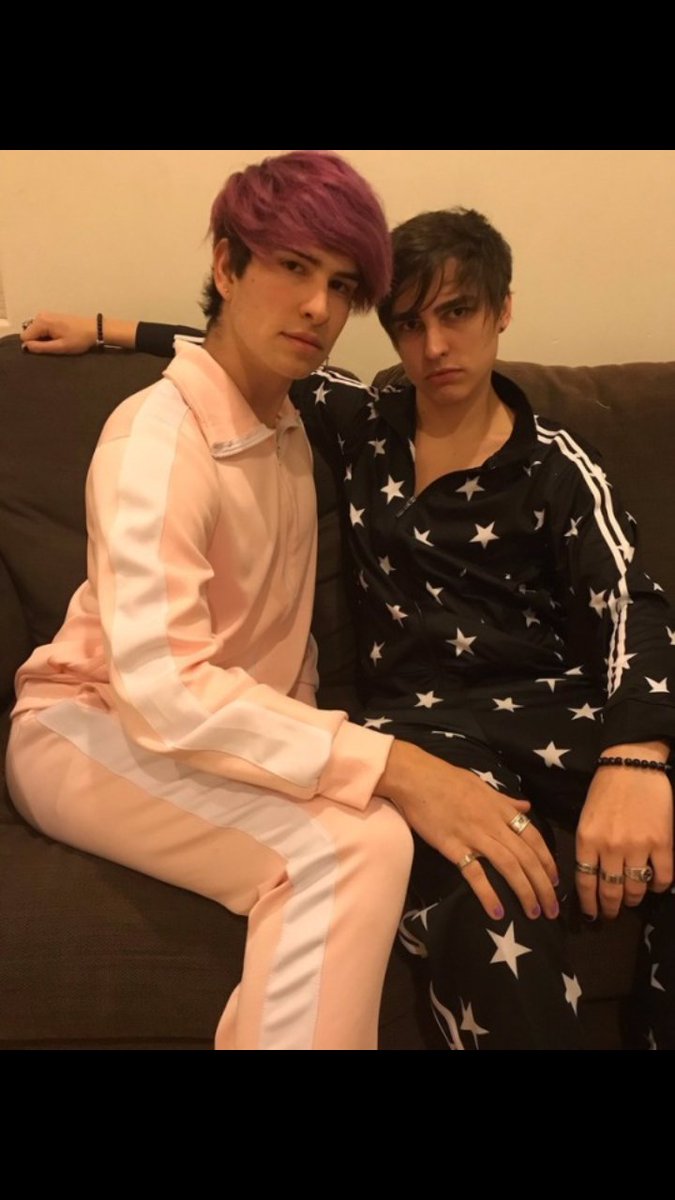 _harmonymadison's tweet image. In the trap house getting blacked out lil no -name pop my ass out I don't follow rules I'm not lil bitch you smoking juuls, while we smoking dick- Jake / My name is Colby Brock and my ass is fat I fuck your bitch but your bitch is wack.. R.I.P trap house @JakeWebber9 @colbybrock