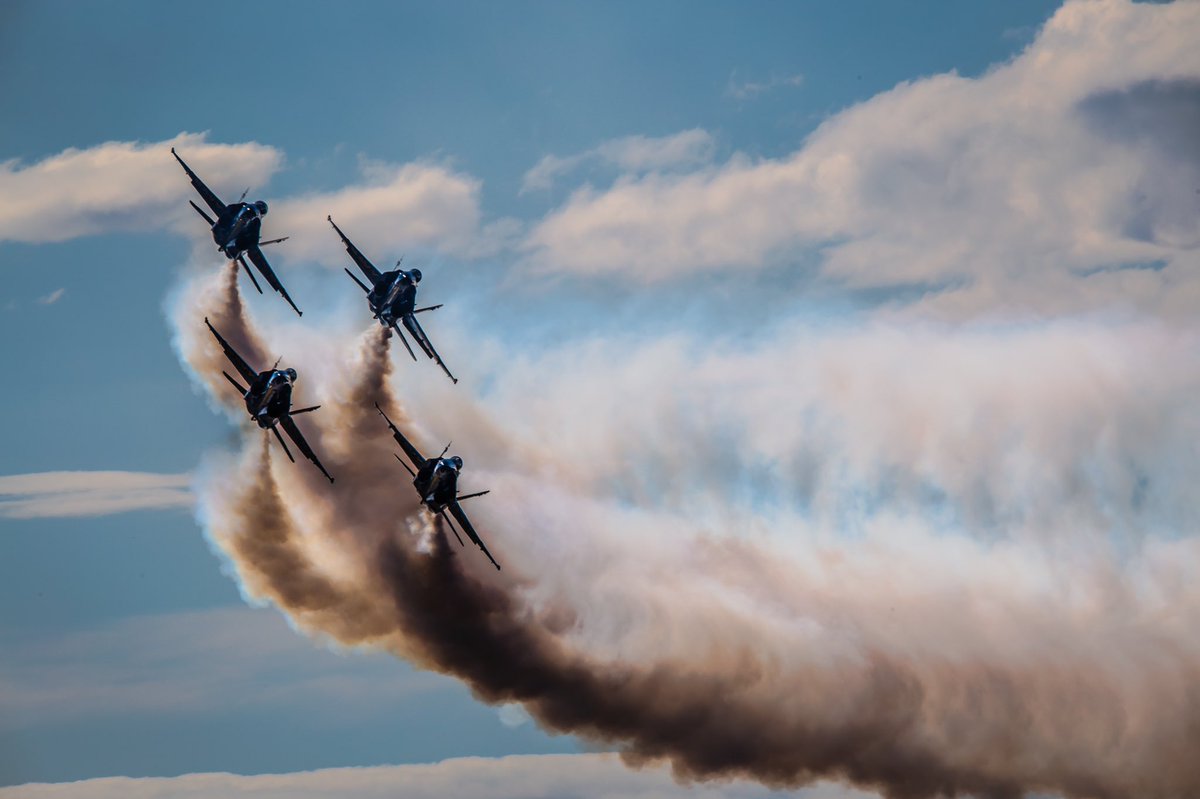 So many Hornets, and so much smoke! #avgeek #navyblueangels