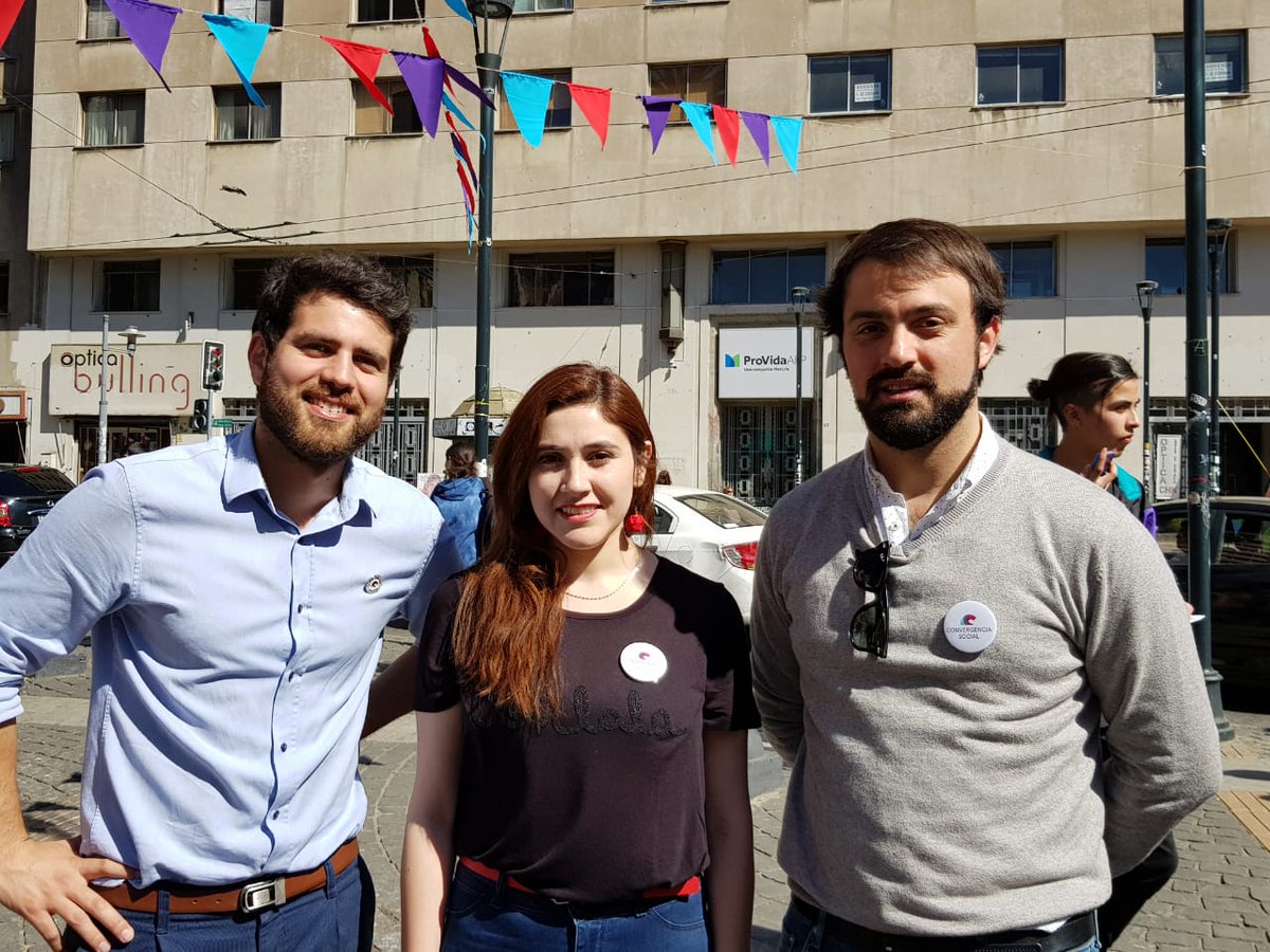 Naty_campusano's tweet image. 🔴 Hoy estuve en la Firmatón de @la_convergencia en #Valparaíso junto a compañer@s de la dirección regional, @diego_ibanezc, @JorgeSharp y mucha militancia! Como también con vecin@s que se acercaron a conocernos, preguntarnos y firmar por nuestra herramienta colectiva. 💜✊