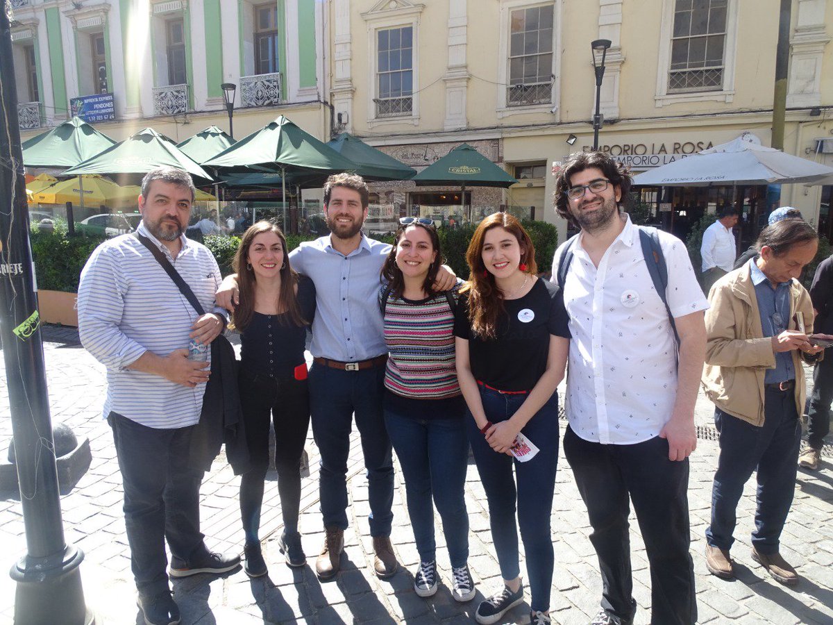Naty_campusano's tweet image. 🔴 Hoy estuve en la Firmatón de @la_convergencia en #Valparaíso junto a compañer@s de la dirección regional, @diego_ibanezc, @JorgeSharp y mucha militancia! Como también con vecin@s que se acercaron a conocernos, preguntarnos y firmar por nuestra herramienta colectiva. 💜✊
