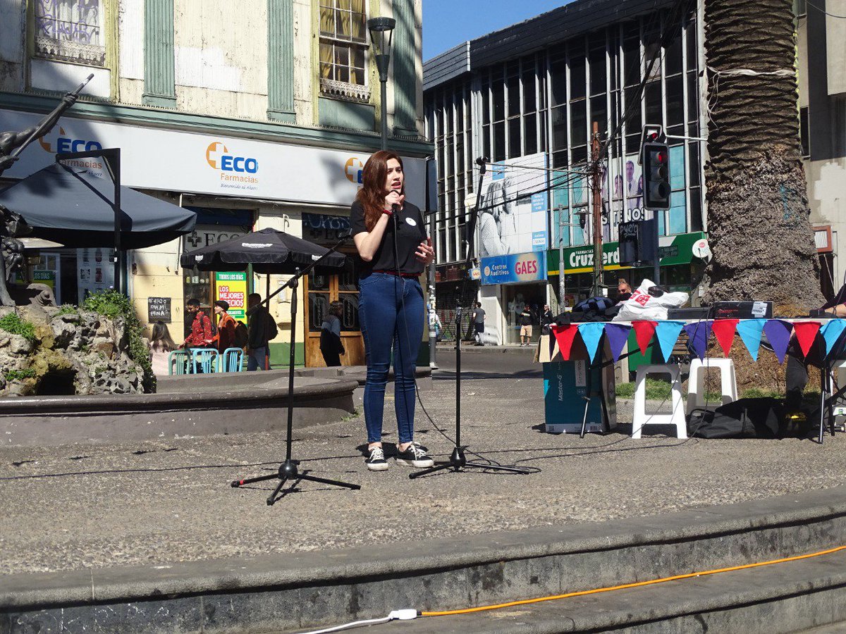 Naty_campusano's tweet image. 🔴 Hoy estuve en la Firmatón de @la_convergencia en #Valparaíso junto a compañer@s de la dirección regional, @diego_ibanezc, @JorgeSharp y mucha militancia! Como también con vecin@s que se acercaron a conocernos, preguntarnos y firmar por nuestra herramienta colectiva. 💜✊