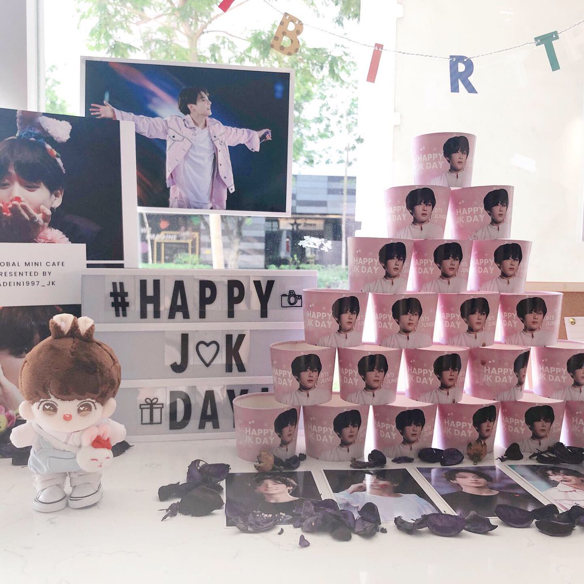 yoonphorias's tweet photo. Thank you so much for organising this beautiful event in SG for kookie!!! 🐰☺️💓💓💓 #maJKshop #JKDAY0901 #HappyJungkookDay @JKDAY0901 @madein1997_jk https://t.co/qsDMLcAFqk