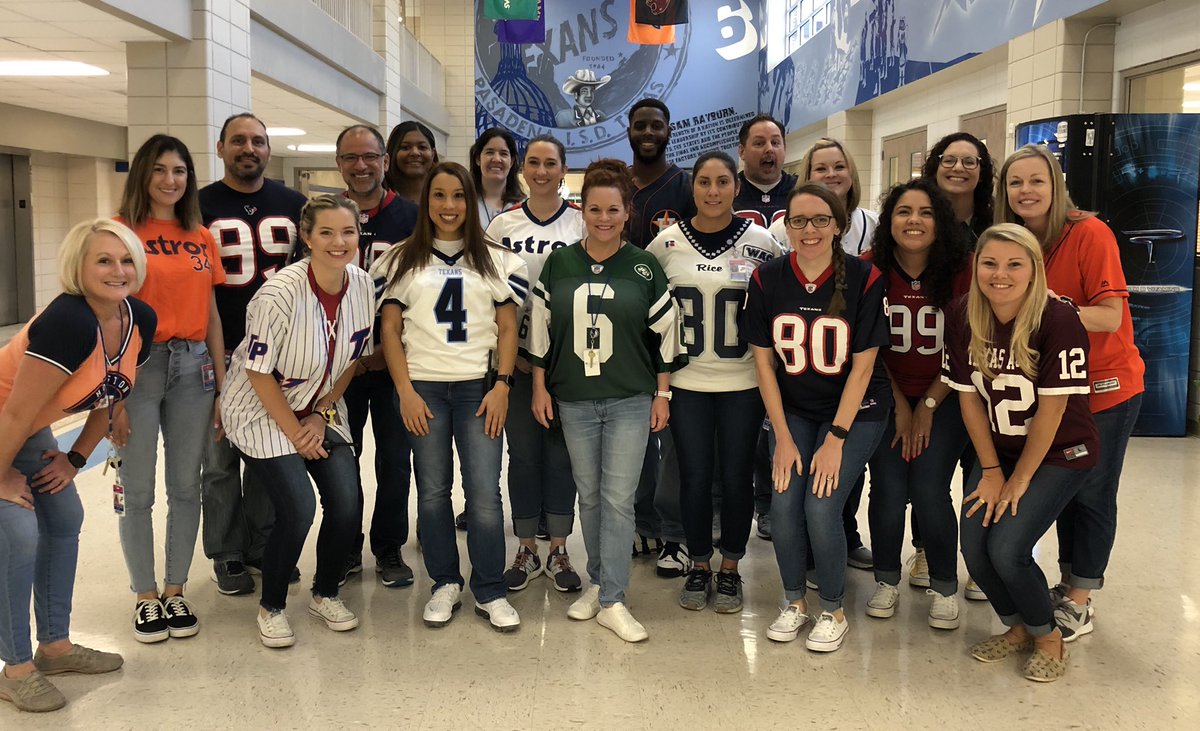 It’s “THE SQUAD” all teamed up to start football season! 🏈 #GoTexans!