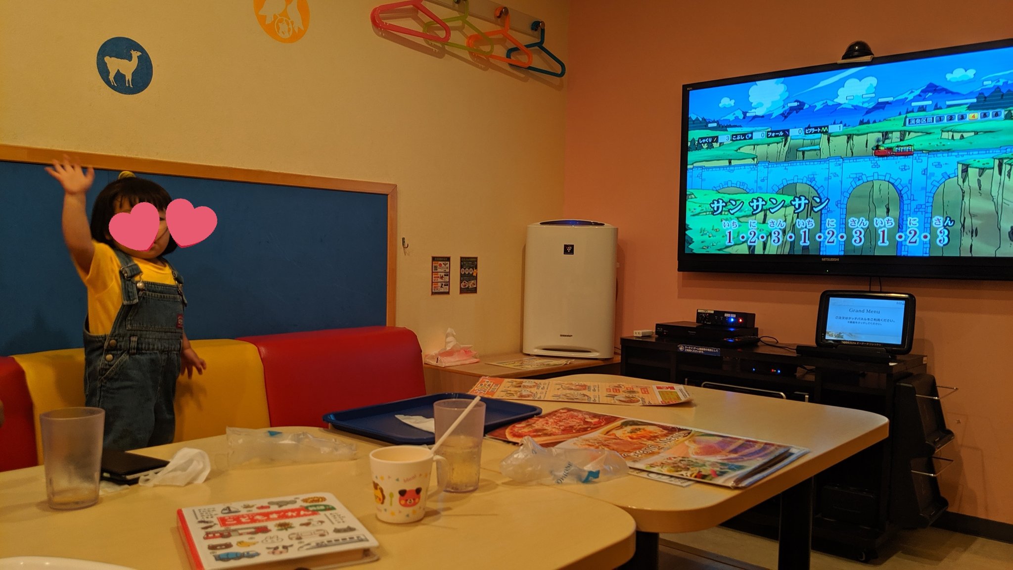 しょも Usj行けんかったのつらすぎるから家族ではじめてカラオケきた コートダジュールのファミリールームはいいな 床フラットだしおもちゃあるし子どもテレビあるし空気清浄機あるし まま友の会とか楽しそうやん そんなに友達おらんけど T