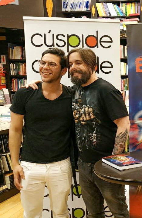 Este hombre en la librería me convenció de comprar su libro, según es todo un éxito y dijo que me iba a encantar. Luego me deseó muy buenas noches.