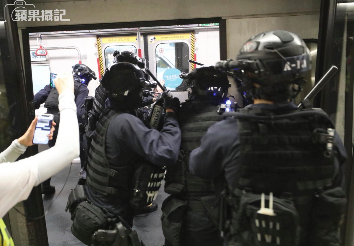 Shan_0606's tweet photo. Hong Kong is current under terror attack.Police beat the shits out of normal citizens ruthlessly,some of them pretend to be protesters and throw petrol bombs to create chaos.They are the terrorists. #PoliceBrutalitiy #HongKongProtestors #HongKongriots #TerroristAttackByHKPolice https://t.co/LQUR66SyVO