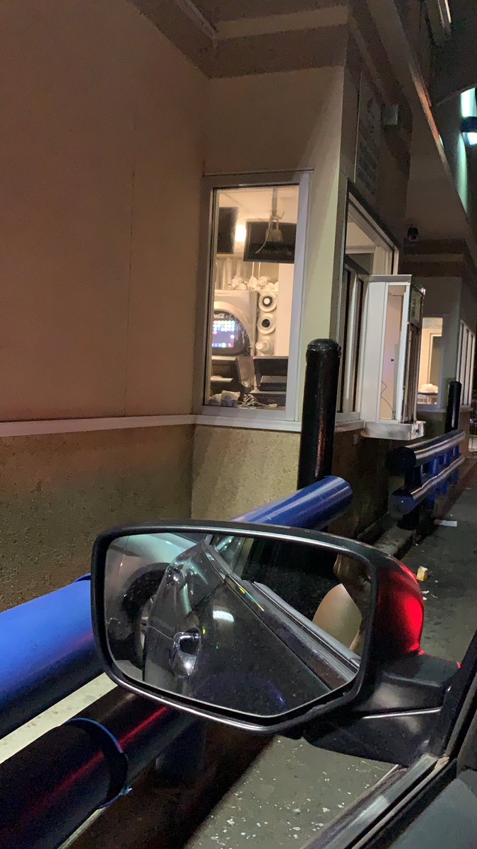 Lin58648999's tweet photo. @WhiteCastle waited in White Castle for 4 cheeseburgers for 1 hour in the drive through in Brooklyn https://t.co/7db4pf9Z6p