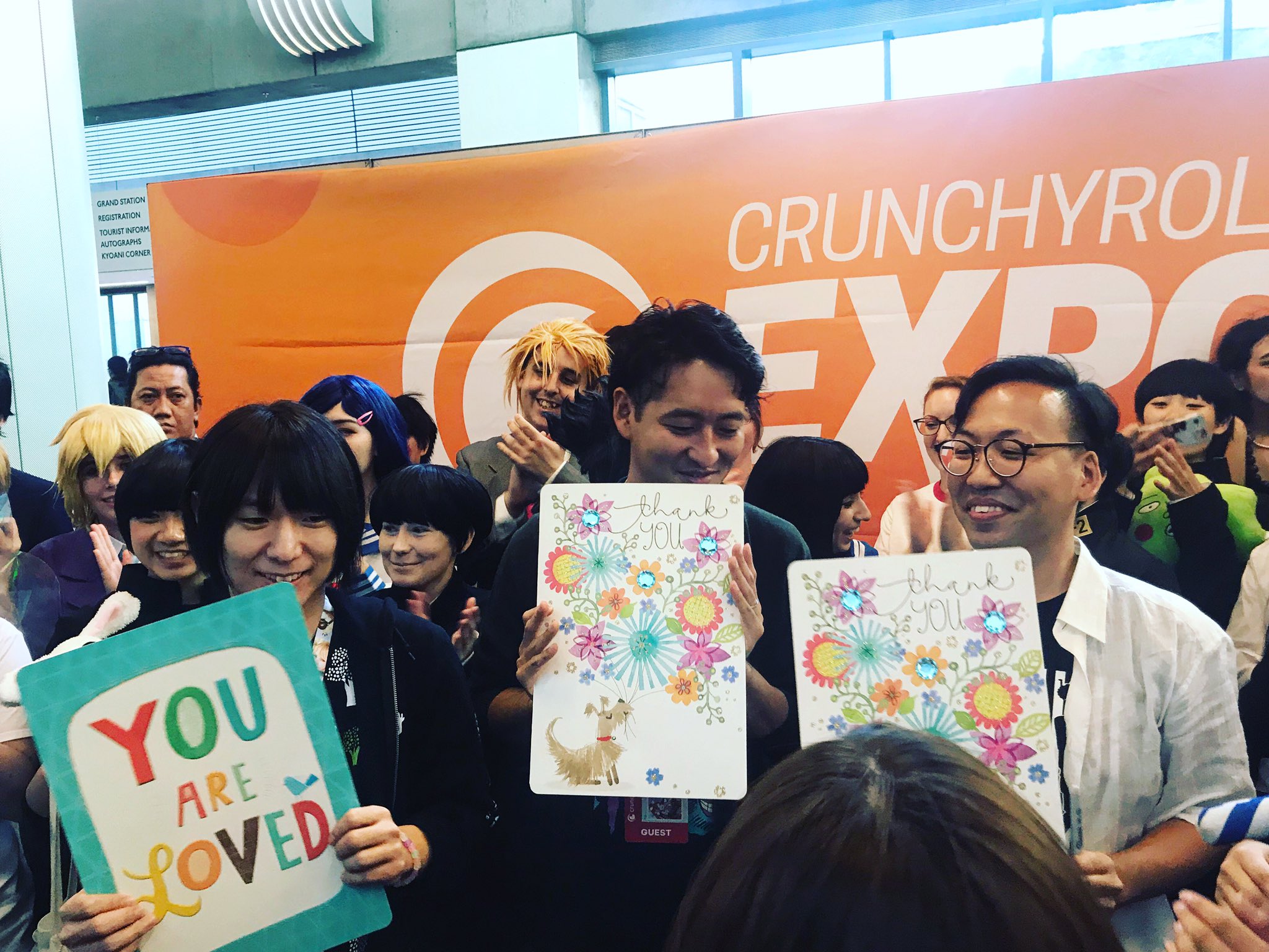 モブサイコ100 ファン主催のコスプレイベントへ サプライズプレゼントに三人も笑顔がこぼれます 日本語で あなたは凄い のメッセージが シンプルで強い 本当にありがとうございました Crunchyrollexpo19 モブサイコ100 T